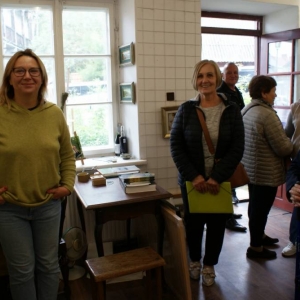 Uczestnicy Klubu Seniora + w Mąkosach Starych odwiedzający Galerię Mit- Pani Agnieszki Mitury przy ulicy Lubelskiej 10.