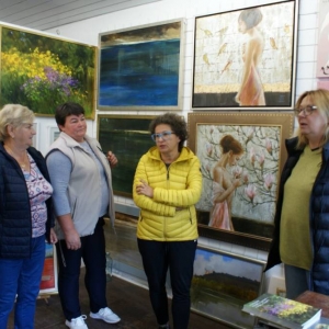 Uczestnicy Klubu Seniora + w Mąkosach Starych odwiedzający Galerię Mit- Pani Agnieszki Mitury przy ulicy Lubelskiej 10.