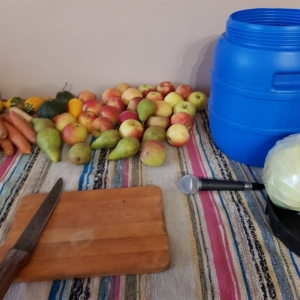 Beczka, warzywa i kapusta.