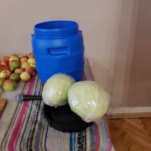 Beczka, warzywa i kapusta